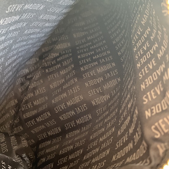 STEVE MADDEN PURSE, CROSSOVER, Zipper and matching wallet. 9”h x11”w. - Picture 6 of 10